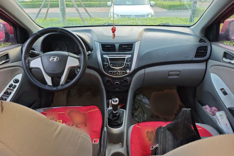 Used Hyundai Verna (older generation) 2010 Sedan 1.4L Manual Comfort GS Center Console