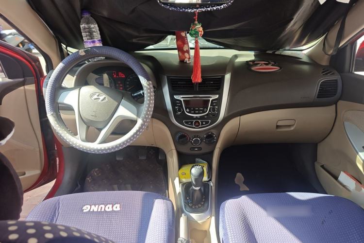 Used Hyundai Verna (older generation) 2010 Sedan 1.4L Manual Comfort GS Center Console