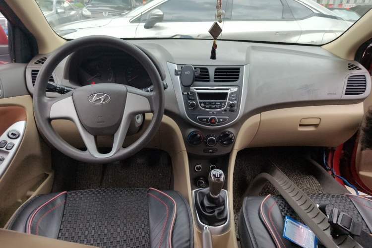 Used Hyundai Verna (older generation) 2010 Sedan 1.4L Manual Comfort GS Center Console