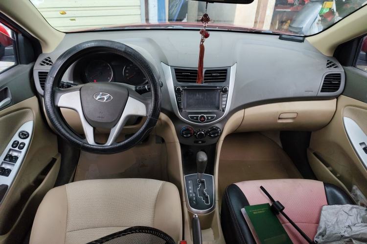 Used Hyundai Verna (older generation) 2010 Sedan 1.4L Automatic Fashionable GT Model Center Console
