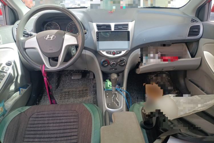 Used Hyundai Verna (older generation) 2010 Sedan 1.4L Automatic Fashionable GT Model Center Console