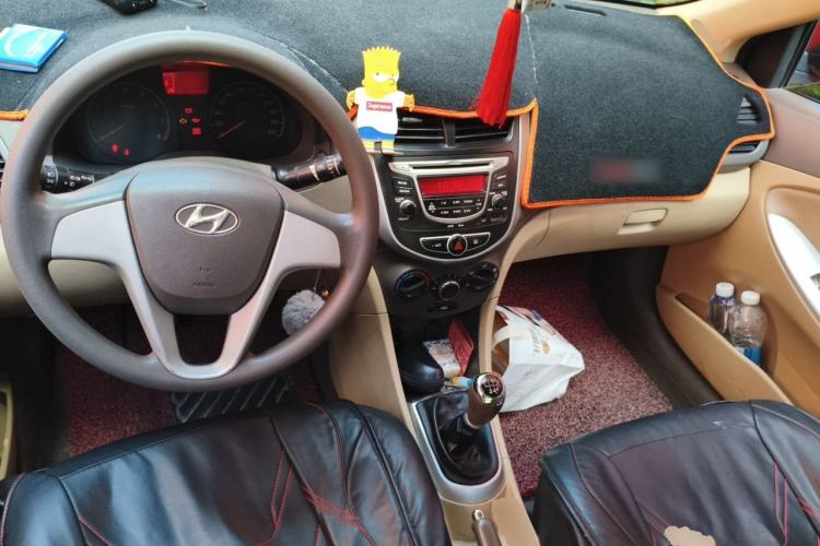 Used Hyundai Verna (older generation) 2010 Sedan 1.4L Manual Comfort GS Center Console