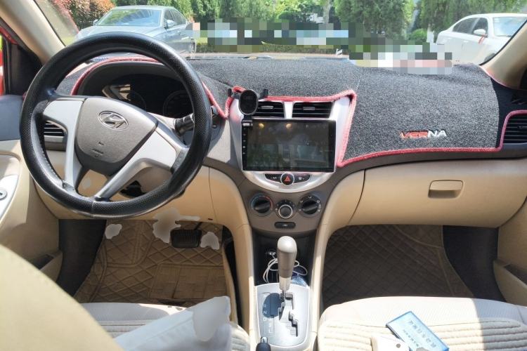 Used Hyundai Verna (older generation) 2010 Sedan 1.4L Automatic Fashionable GT Model Center Console