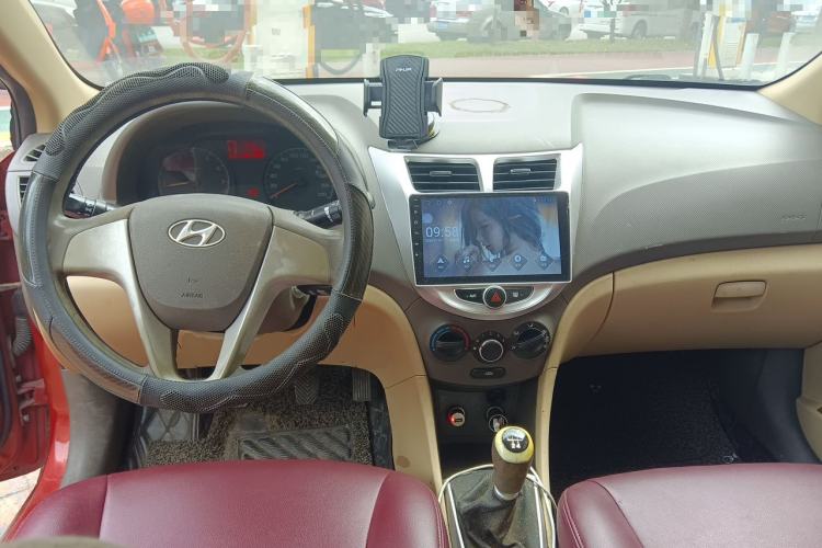 Used Hyundai Verna (older generation) 2010 Sedan 1.4L Manual Comfort GS Center Console