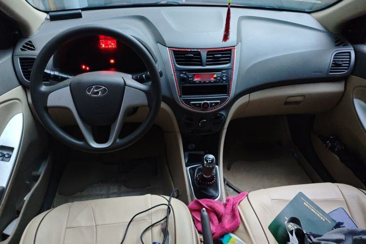Used Hyundai Verna (older generation) 2010 Sedan 1.4L Manual Standard GL Model Center Console
