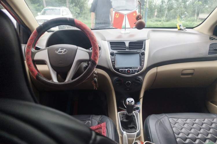Used Hyundai Verna (older generation) 2010 Sedan 1.4L Manual Comfort GS Center Console