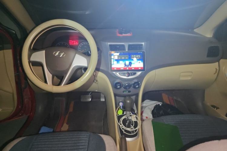 Used Hyundai Verna (older generation) 2010 Sedan 1.4L Automatic Comfort Model GS Center Console