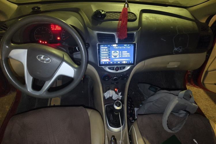 Used Hyundai Verna (older generation) 2010 Sedan 1.4L Manual Comfort GS Center Console
