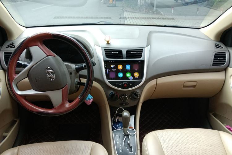 Used Hyundai Verna (older generation) 2010 Sedan 1.4L Automatic Comfort Model GS Center Console
