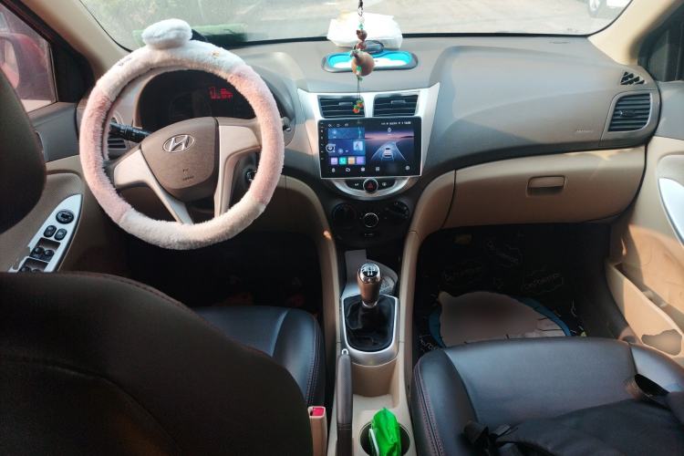 Used Hyundai Verna (older generation) 2010 Sedan 1.4L Manual Comfort GS Center Console
