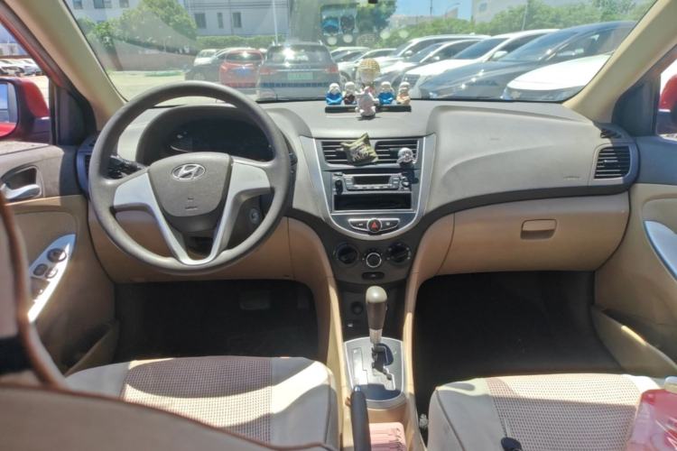 Used Hyundai Verna (older generation) 2010 Sedan 1.4L Automatic Comfort Model GS Center Console