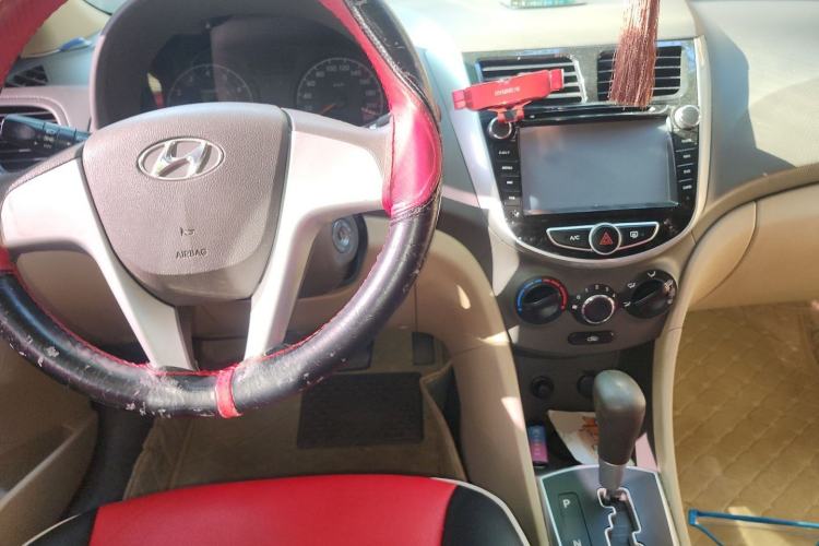 Used Hyundai Verna (older generation) 2010 Sedan 1.4L Automatic Comfort Model GS Center Console