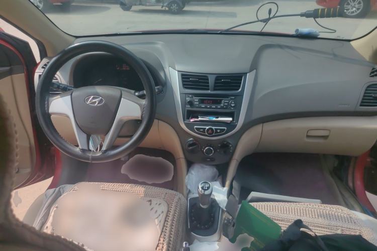 Used Hyundai Verna (older generation) 2010 Sedan 1.4L Manual Comfort GS Center Console