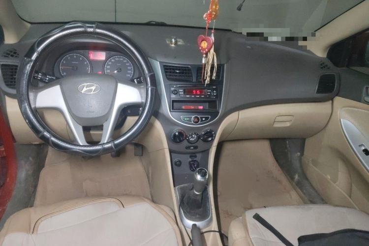 Used Hyundai Verna (older generation) 2010 Sedan 1.4L Manual Comfort GS Center Console