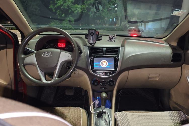 Used Hyundai Verna (older generation) 2010 Sedan 1.4L Automatic Comfort Model GS Center Console