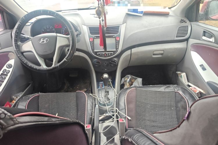 Used Hyundai Verna (older generation) 2010 Sedan 1.4L Automatic Fashionable GT Model Center Console