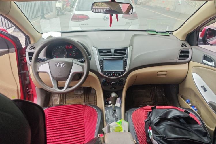Used Hyundai Verna (older generation) 2010 Sedan 1.4L Automatic Fashionable GT Model Center Console