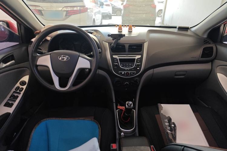 Used Hyundai Verna (older generation) 2010 Sedan 1.4L Manual Comfort GS Center Console