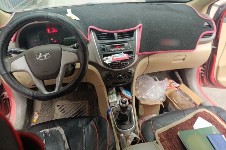 Used Hyundai Verna (older generation) 2010 Sedan 1.4L Manual Standard GL Model Center Console