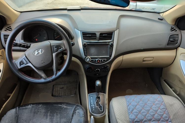 Used Hyundai Verna (older generation) 2010 Sedan 1.4L Automatic Comfort Model GS Center Console