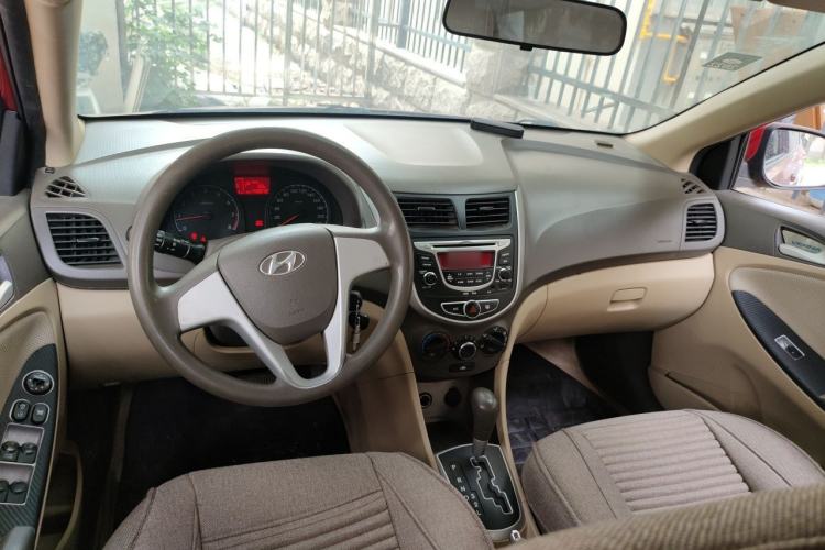 Used Hyundai Verna (older generation) 2010 Sedan 1.4L Automatic Comfort Model GS Center Console