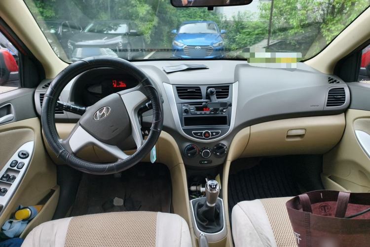 Used Hyundai Verna (older generation) 2010 Sedan 1.4L Manual Comfort GS Center Console