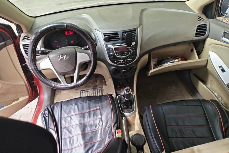 Used Hyundai Verna (older generation) 2010 Sedan 1.4L Manual Comfort GS Center Console