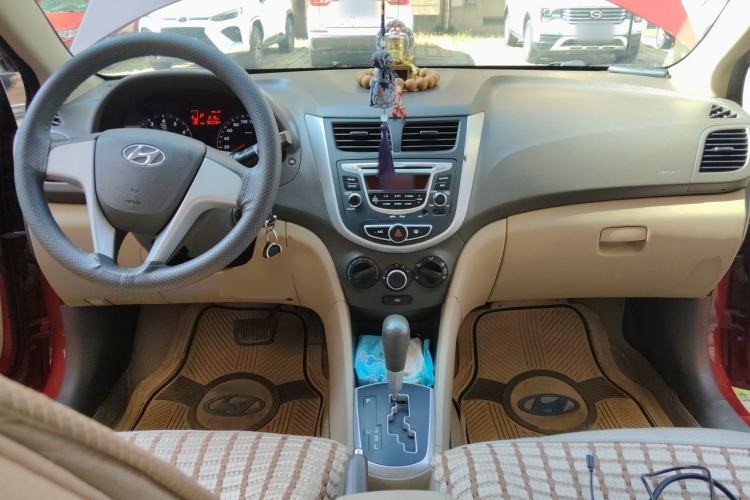 Used Hyundai Verna (older generation) 2010 Sedan 1.4L Automatic Fashionable GT Model Center Console