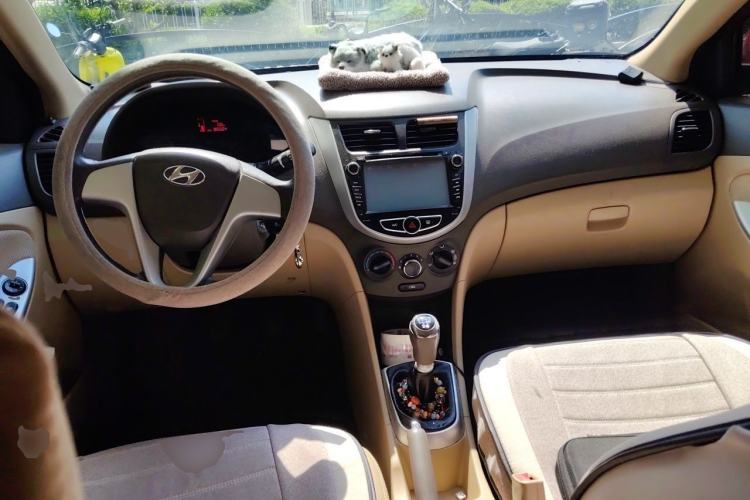 Used Hyundai Verna (older generation) 2010 Sedan 1.4L Manual Comfort GS Center Console