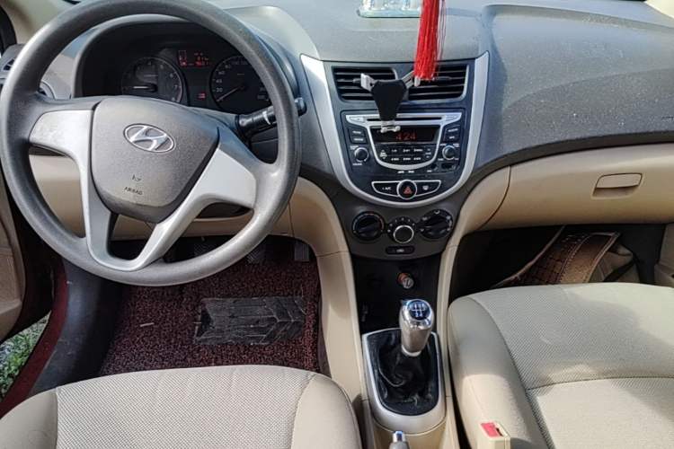 Used Hyundai Verna (older generation) 2010 Sedan 1.4L Manual Comfort GS Center Console