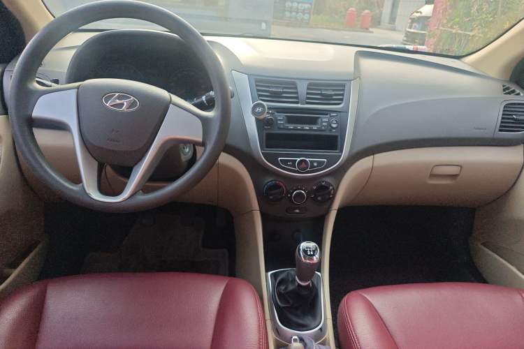 Used Hyundai Verna (older generation) 2010 Sedan 1.4L Manual Comfort GS Center Console