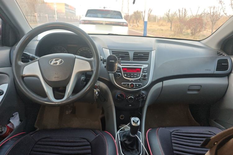 Used Hyundai Verna (older generation) 2010 Sedan 1.4L Manual Standard GL Model Center Console
