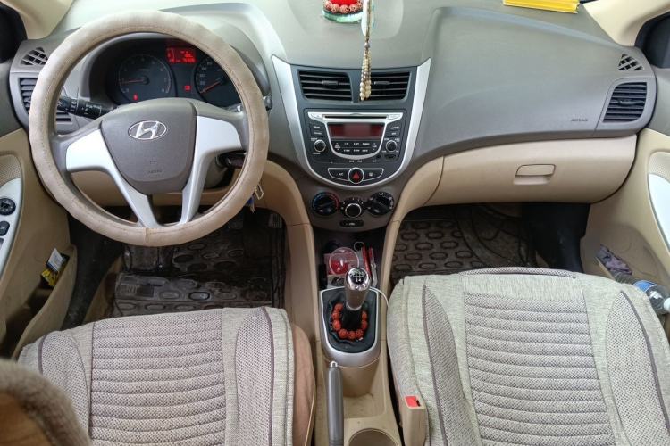 Used Hyundai Verna (older generation) 2010 Sedan 1.4L Manual Comfort GS Center Console