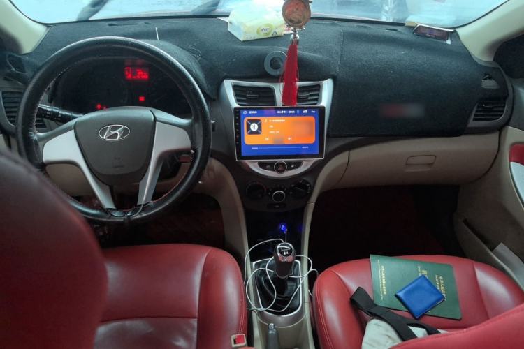 Used Hyundai Verna (older generation) 2010 Sedan 1.4L Manual Comfort GS Center Console