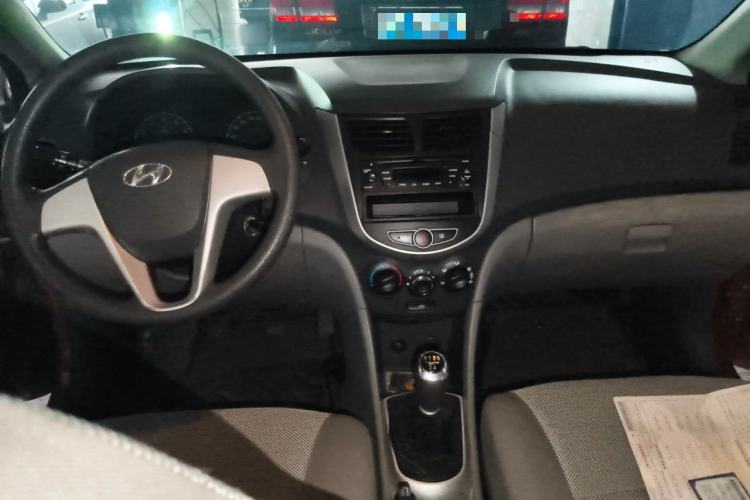 Used Hyundai Verna (older generation) 2010 Sedan 1.4L Manual Comfort GS Center Console