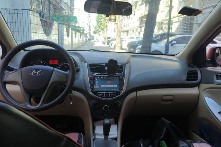 Used Hyundai Verna (older generation) 2010 Sedan 1.4L Automatic Fashionable GT Model Center Console