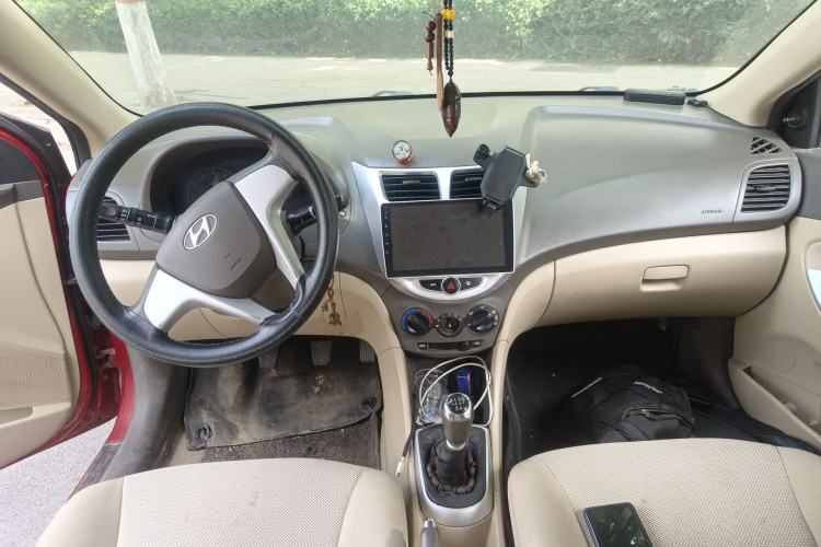 Used Hyundai Verna (older generation) 2010 Sedan 1.4L Manual Standard GL Model Center Console