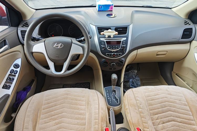 Used Hyundai Verna (older generation) 2010 Sedan 1.4L Automatic Fashionable GT Model Center Console