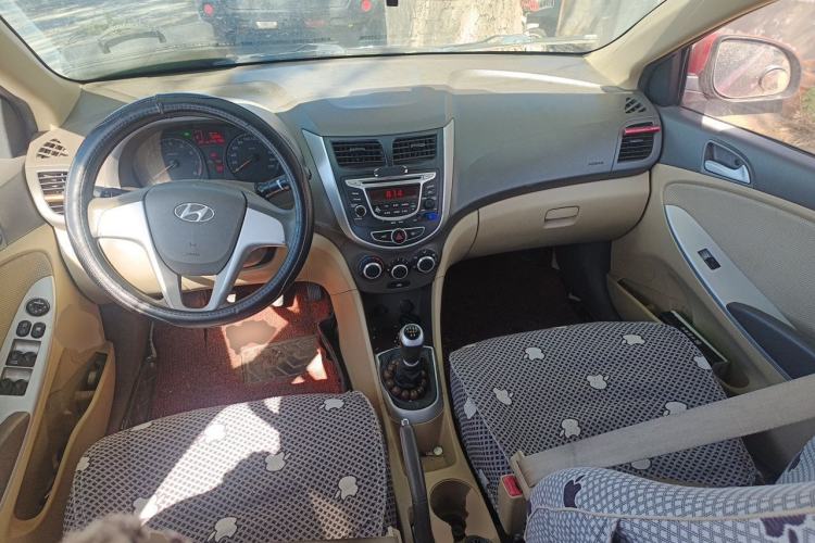 Used Hyundai Verna (older generation) 2010 Sedan 1.4L Manual Comfort GS Center Console