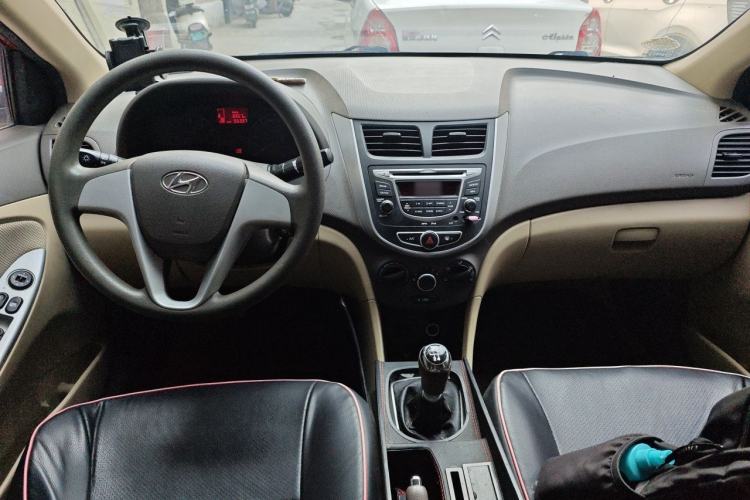 Used Hyundai Verna (older generation) 2010 Sedan 1.4L Manual Comfort GS Center Console