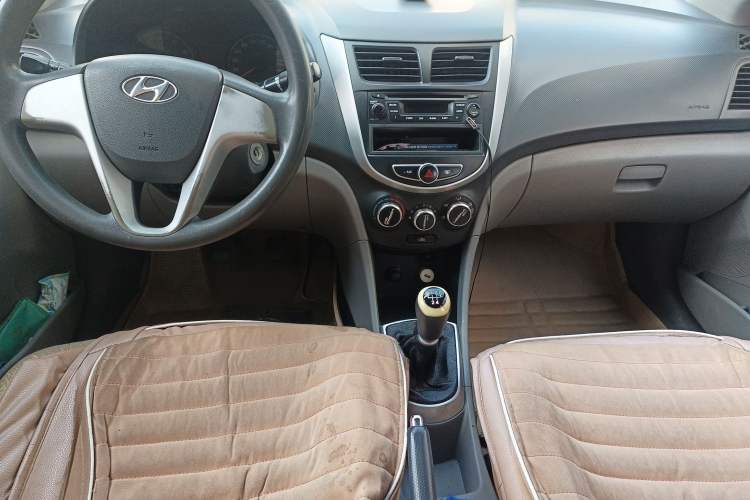 Used Hyundai Verna (older generation) 2010 Sedan 1.4L Manual Comfort GS Center Console