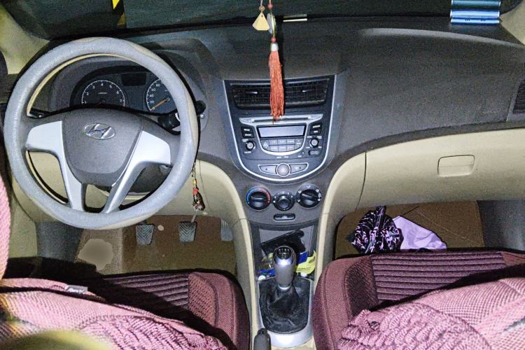 Used Hyundai Verna (older generation) 2010 Sedan 1.4L Manual Comfort GS Center Console