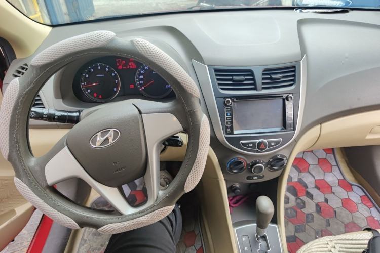 Used Hyundai Verna (older generation) 2010 Sedan 1.4L Automatic Fashionable GT Model Center Console