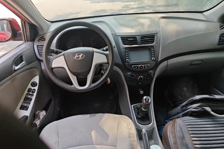 Used Hyundai Verna (older generation) 2010 Sedan 1.4L Manual Comfort GS Center Console