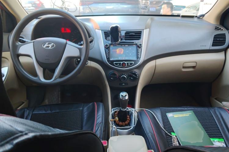 Used Hyundai Verna (older generation) 2010 Sedan 1.4L Manual Comfort GS Center Console