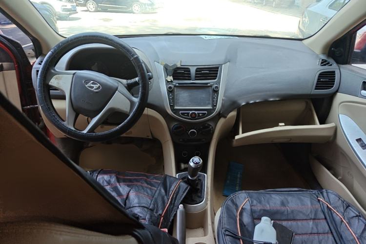 Used Hyundai Verna (older generation) 2010 Sedan 1.4L Manual Standard GL Model Center Console