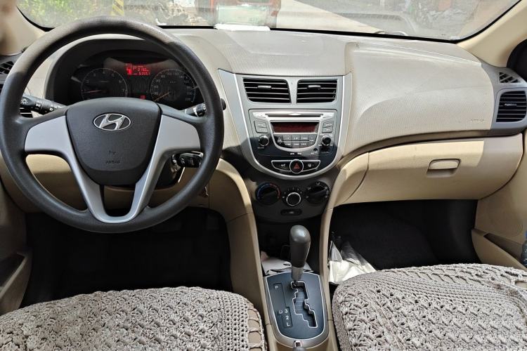Used Hyundai Verna (older generation) 2010 Sedan 1.4L Automatic Comfort Model GS Center Console
