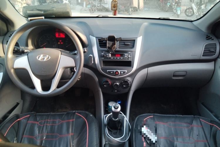 Used Hyundai Verna (older generation) 2010 Sedan 1.4L Manual Comfort GS Center Console