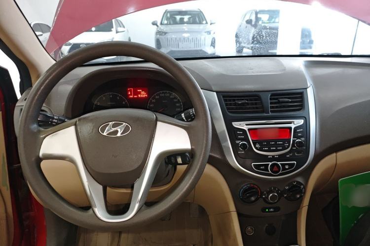 Used Hyundai Verna (older generation) 2010 Sedan 1.4L Manual Comfort GS Center Console