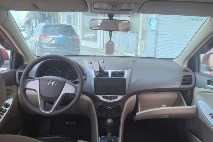 Used Hyundai Verna (older generation) 2010 Sedan 1.4L Automatic Fashionable GT Model Center Console